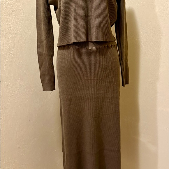 Elegant Brown Knit Skirt - Picture 1 of 6